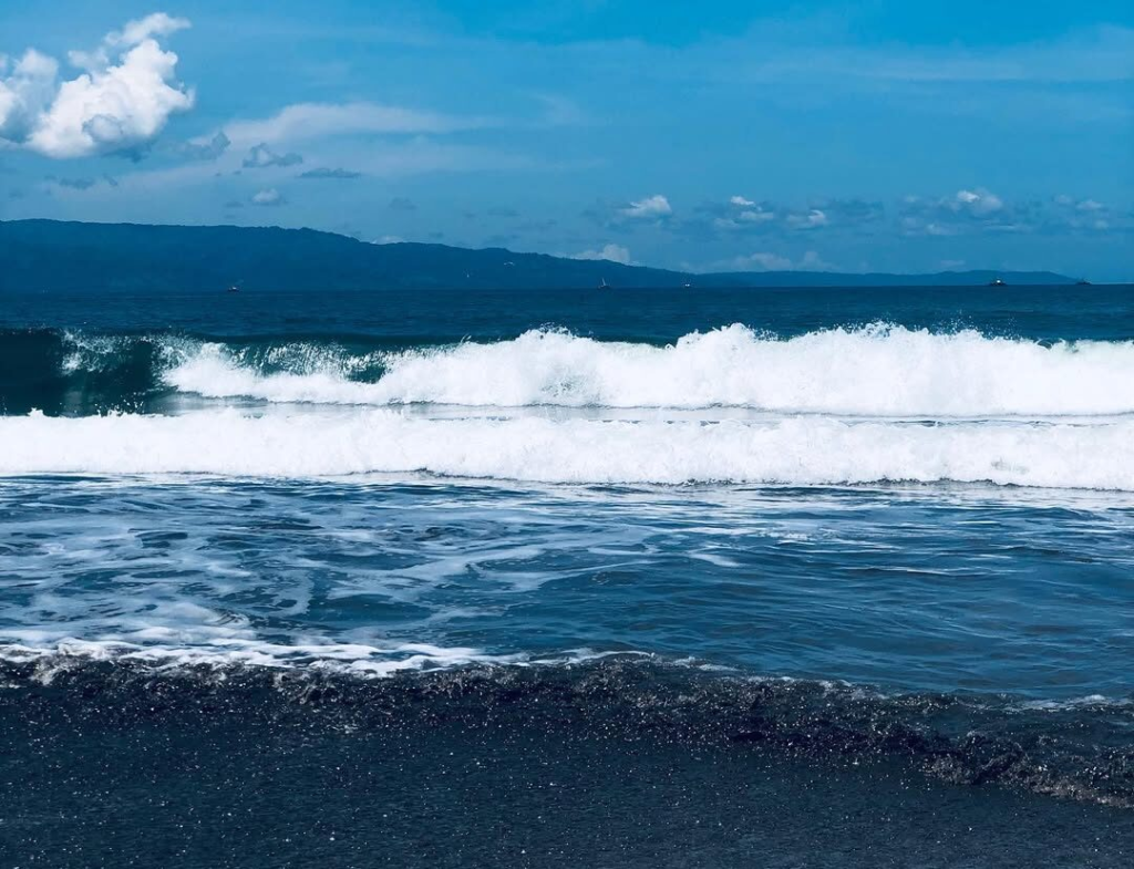 Waspada Gelombang Tinggi 4 Meter Ancam 3 Wilayah Perairan Timur Indonesia