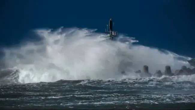Waspada Gelombang Tinggi 4 Meter Ancam 3 Wilayah Perairan Timur Indonesia