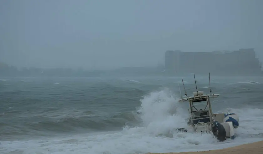 Waspada Gelombang Tinggi 4 Meter Ancam 3 Wilayah Perairan Timur Indonesia